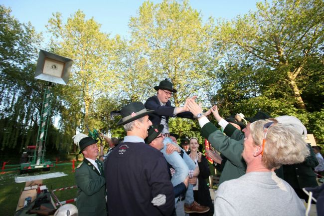 Christoph Bröker nach erfolgtem Königsschuss